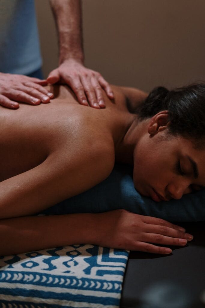 Massage autour de la scapula